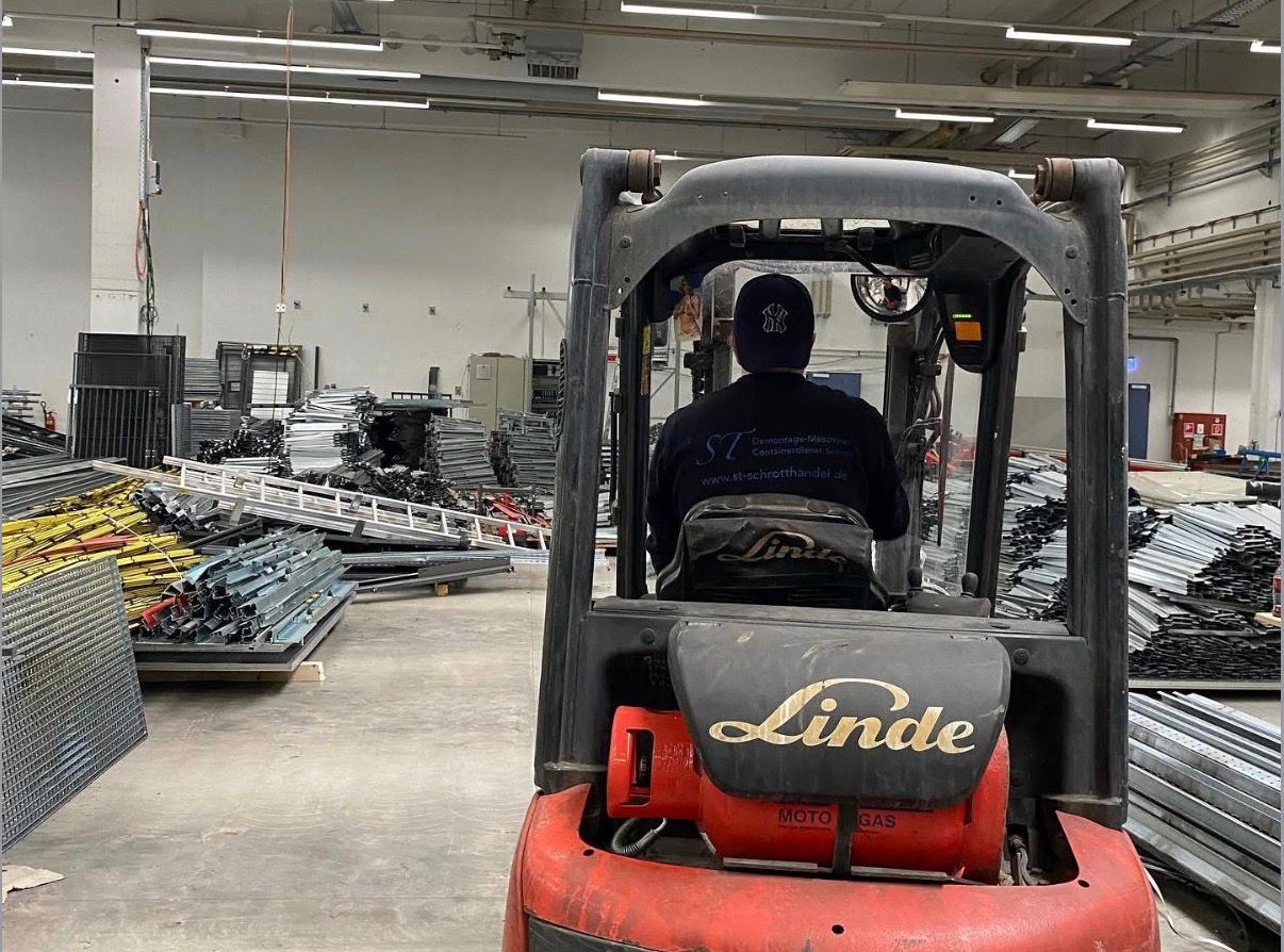 Linde Gabelstapler bei der Arbeit