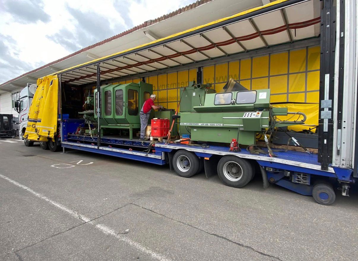 Maschinen verzurrt auf Tieflader