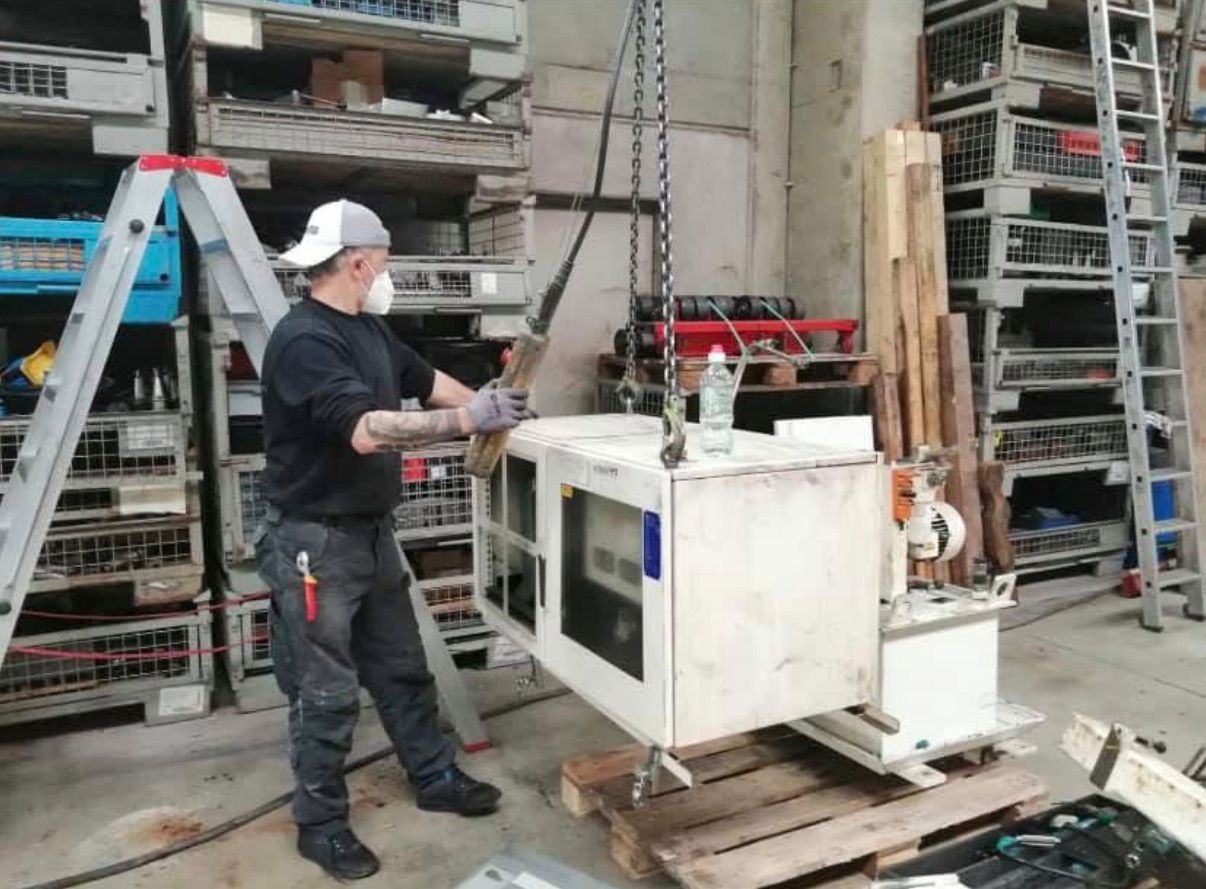 Maschine am Kettenzug