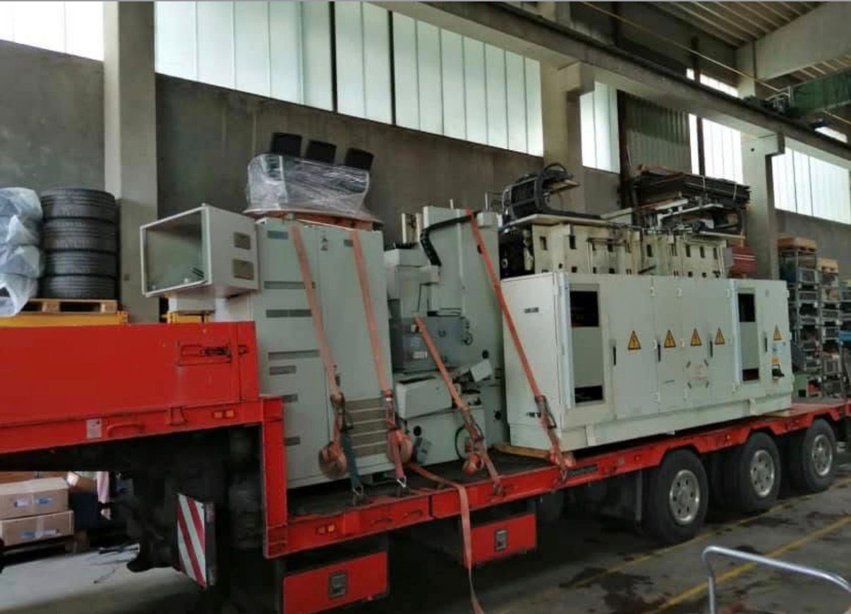 Maschinen auf Tieflader