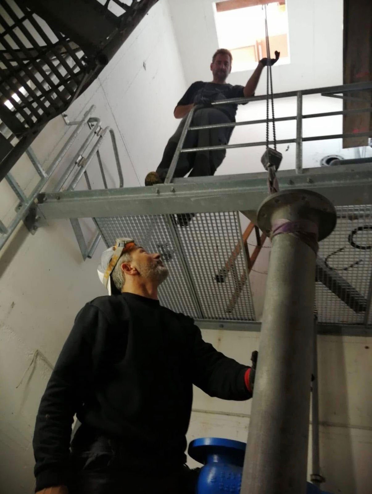 Teamarbeit bei Pumpendemontage