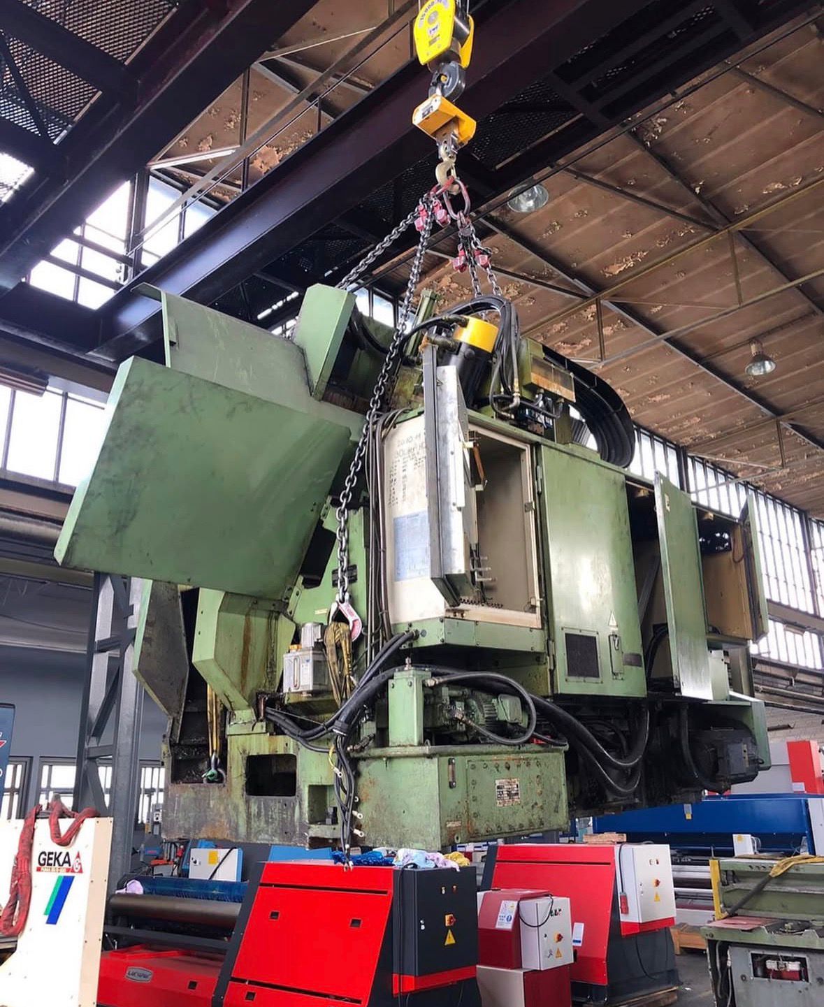 Maschine am Hallenkran