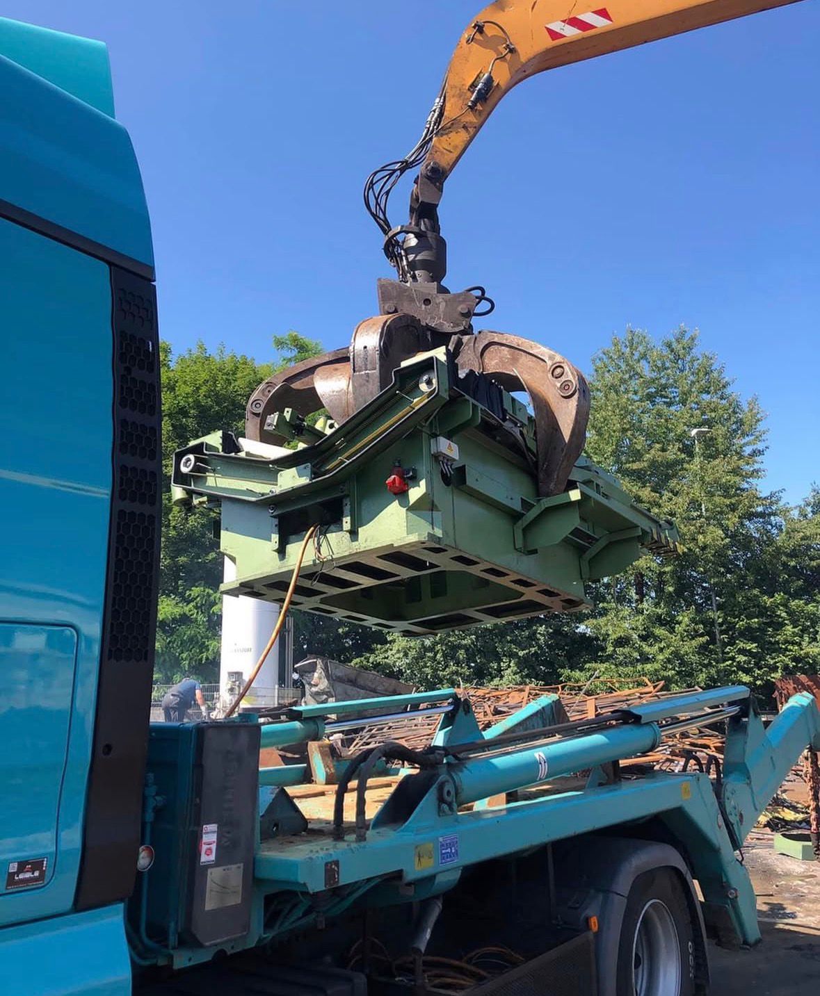 Greifer hebt Maschinenteile